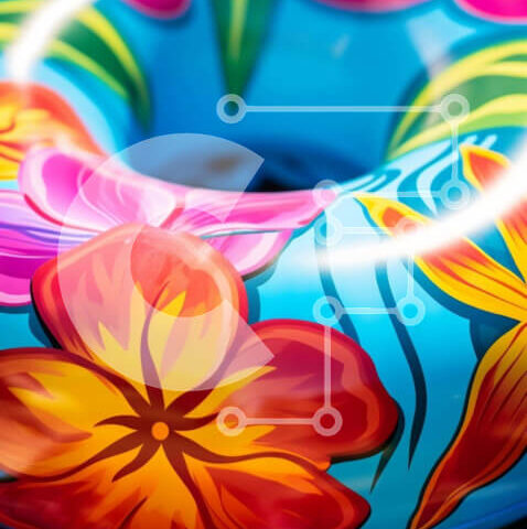 Intra Συλλεκτικό Ξύλινο Παζλ Plywood  4mm - Πολύχρωμο δαχτυλίδι με φουσκωμένο λουλούδι σε μπλε πλωτήρα πισίνας Σε Ξύλινο Κουτί - Διαστάσεις Puzzle: 10x10 cm – 25 κομμάτια - Image 1