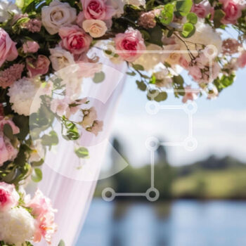 Intra Συλλεκτικό Ξύλινο Παζλ Plywood  4mm - Αψίδα γάμου με ροζ και λευκά τριαντάφυλλα δίπλα στη λίμνη Σε Ξύλινο Κουτί - Διαστάσεις Puzzle: 10x10 cm – 25 κομμάτια - Image 1