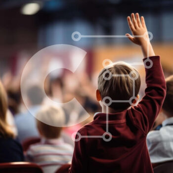 Intra Συλλεκτικό Ξύλινο Παζλ Plywood  4mm - Ενεργή συμμετοχή ενός νεαρού αγοριού σε ένα αμφιθέατρο Σε Ξύλινο Κουτί - Διαστάσεις Puzzle: 10x10 cm – 25 κομμάτια - Image 1