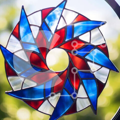 Intra Συλλεκτικό Ξύλινο Παζλ Plywood 4mm - Κυκλικό βιτρό με σχέδιο αμερικανικής σημαίας Σε Ξύλινο Κουτί - Διαστάσεις Puzzle: 10x10 cm – 25 κομμάτια - Image 1