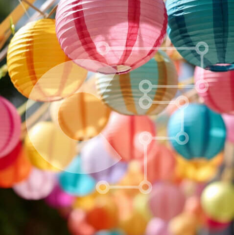 Intra Συλλεκτικό Ξύλινο Παζλ Plywood  4mm - Πολύχρωμα φανάρια από χαρτί σε εξωτερικούς χώρους Σε Ξύλινο Κουτί - Διαστάσεις Puzzle: 10x10 cm – 25 κομμάτια - Image 1