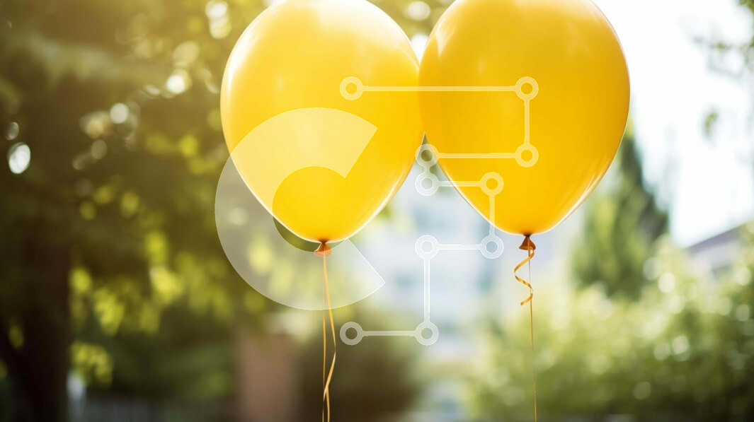 Intra Συλλεκτικό Ξύλινο Παζλ Plywood  4mm - Δύο κίτρινα μπαλόνια σε εξωτερικό περιβάλλον Σε Ξύλινο Κουτί - Διαστάσεις Puzzle: 10x10 cm – 25 κομμάτια