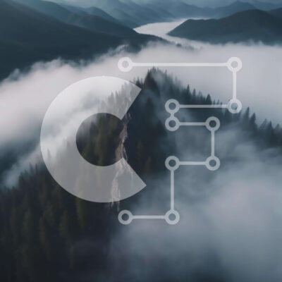 Intra Συλλεκτικό Ξύλινο Παζλ Plywood  4mm - Εναέρια άποψη της οροσειράς Misty με πρόσωπο που στέκεται στο δέντρο Σε Ξύλινο Κουτί - Διαστάσεις: 10x10 cm – 25 κομμάτια - Image 1