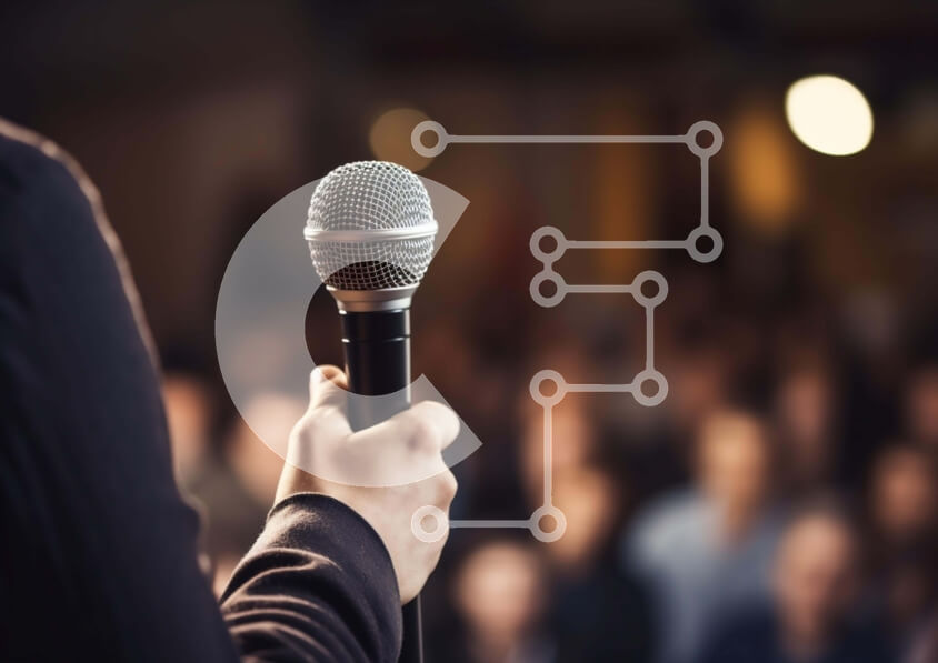 Intra Συλλεκτικό Ξύλινο Παζλ Plywood  4mm - Πρόσωπο που μιλάει με μικρόφωνο μπροστά στο κοινό Σε Ξύλινο Κουτί - Διαστάσεις Puzzle: 10x10 cm – 25 κομμάτια