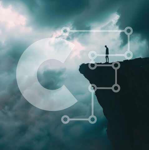 Intra Συλλεκτικό Ξύλινο Παζλ Plywood  4mm - Άτομο που στέκεται στον γκρεμό με θέα στον ουρανό και τα σύννεφα Σε Ξύλινο Κουτί - Διαστάσεις: 10x10 cm – 25 κομμάτια - Image 1