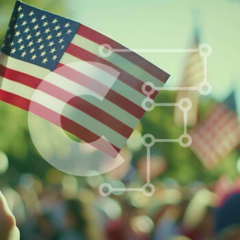 Intra Συλλεκτικό Ξύλινο Παζλ Plywood  4mm - Πρόσωπο που κρατά την αμερικανική σημαία στον εορτασμό της 4ης Ιουλίου Σε Ξύλινο Κουτί - Διαστάσεις Puzzle: 10x10 cm – 25 κομμάτια - Image 1