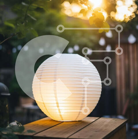 Intra Συλλεκτικό Ξύλινο Παζλ Plywood  4mm - Φανάρι από λευκό χαρτί σε ξύλινο τραπέζι εξωτερικού χώρου Σε Ξύλινο Κουτί - Διαστάσεις: 10x10 cm – 25 κομμάτια - Image 1