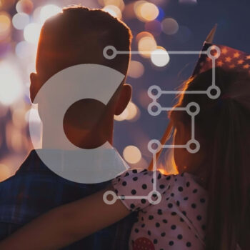 Intra Συλλεκτικό Ξύλινο Παζλ Plywood  4mm - Άνδρας και κόρη που γιορτάζουν την 4η Ιουλίου με αμερικανική σημαία και πυροτεχνήματα Σε Ξύλινο Κουτί - Διαστάσεις: 10x10 cm – 25 κομμάτια - Image 1