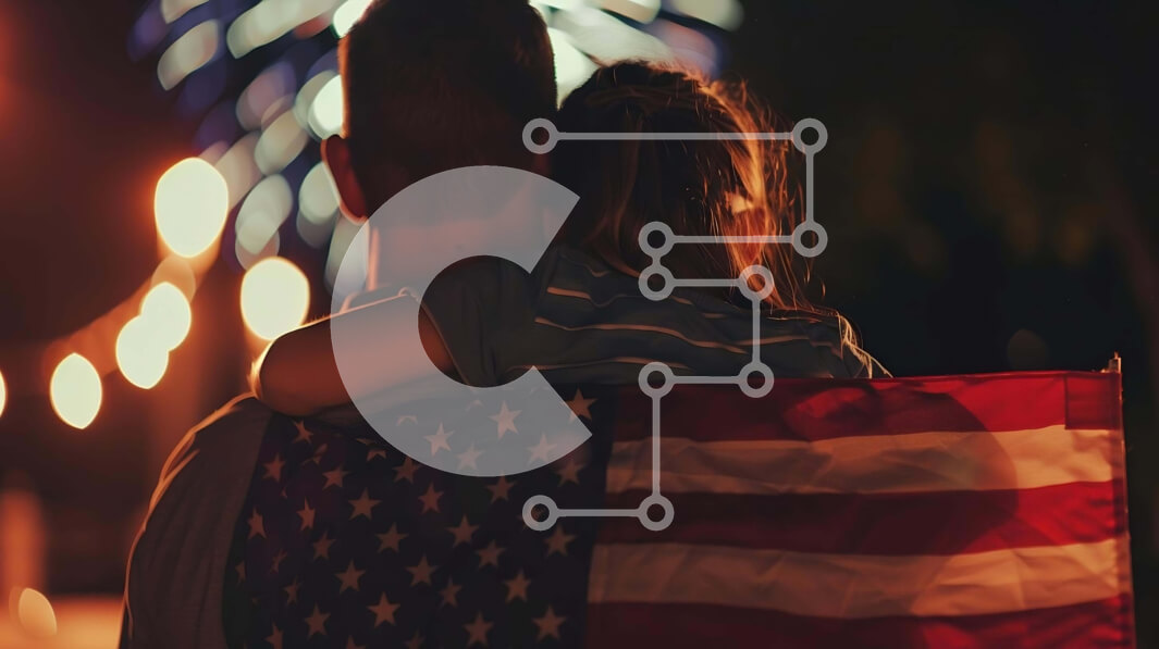 Intra Συλλεκτικό Ξύλινο Παζλ Plywood  4mm - Πατέρας και κόρη αγκαλιάζονται με αμερικανική σημαία και πυροτεχνήματα Σε Ξύλινο Κουτί - Διαστάσεις Puzzle: 10x10 cm – 25 κομμάτια