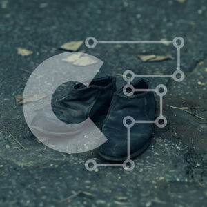 Intra Συλλεκτικό Ξύλινο Παζλ Plywood  4mm - Ζευγάρι εγκαταλελειμμένα μαύρα παπούτσια με διάσπαρτα φύλλα Σε Ξύλινο Κουτί - Διαστάσεις: 10x10 cm – 25 κομμάτια