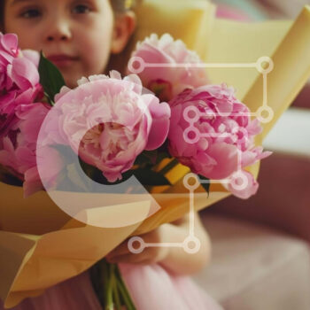 Intra Συλλεκτικό Ξύλινο Παζλ Plywood  4mm - Νεαρό κορίτσι με ροζ λουλούδι μπουκέτο Σε Ξύλινο Κουτί - Διαστάσεις Puzzle: 10x10 cm – 25 κομμάτια - Image 1