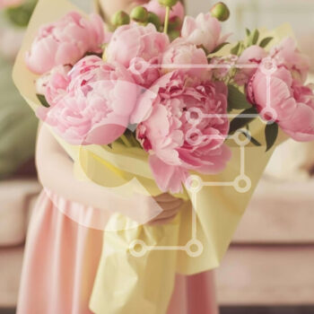 Intra Συλλεκτικό Ξύλινο Παζλ Plywood  4mm - Νεαρό κορίτσι με ροζ παιώνιες Σε Ξύλινο Κουτί - Διαστάσεις Puzzle: 10x10 cm – 25 κομμάτια - Image 1