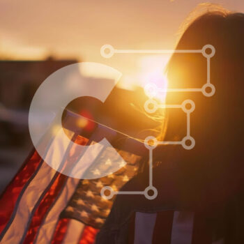 Intra Συλλεκτικό Ξύλινο Παζλ Plywood  4mm - Γυναίκα που κρατά την αμερικανική σημαία στο ηλιοβασίλεμα Σε Ξύλινο Κουτί - Διαστάσεις Puzzle: 10x10 cm – 25 κομμάτια - Image 1