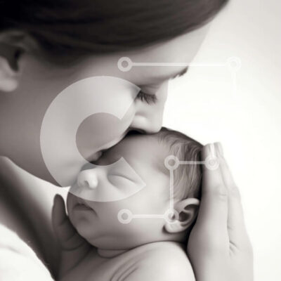 Intra Συλλεκτικό Ξύλινο Παζλ Plywood  4mm - Μητέρα που φιλά το νεογέννητο μωρό σε ασπρόμαυρη εικόνα Σε Ξύλινο Κουτί - Διαστάσεις Puzzle: 10x10 cm – 25 κομμάτια - Image 1