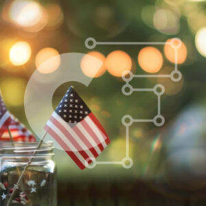 Intra Συλλεκτικό Ξύλινο Παζλ Plywood  4mm - Πατριωτικές αμερικανικές σημαίες στο βάζο Mason Σε Ξύλινο Κουτί - Διαστάσεις Puzzle: 10x10 cm – 25 κομμάτια