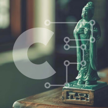 Intra Συλλεκτικό Ξύλινο Παζλ Plywood  4mm - Μικρό πράσινο άγαλμα του Βούδα σε ξύλινο τραπέζι Σε Ξύλινο Κουτί - Διαστάσεις Puzzle: 10x10 cm – 25 κομμάτια - Image 1