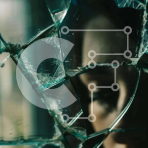 Intra Συλλεκτικό Ξύλινο Παζλ Plywood  4mm - Γυναίκα που κοιτάζει έξω από το σπασμένο γυάλινο παράθυρο Σε Ξύλινο Κουτί - Διαστάσεις Puzzle: 10x10 cm – 25 κομμάτια