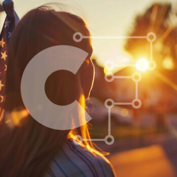 Intra Συλλεκτικό Ξύλινο Παζλ Plywood  4mm - Γυναίκα με αμερικανική σημαία στο ηλιοβασίλεμα Σε Ξύλινο Κουτί - Διαστάσεις Puzzle: 10x10 cm – 25 κομμάτια - Image 1