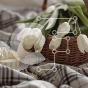 Intra Συλλεκτικό Ξύλινο Παζλ Plywood  4mm - Φρέσκες λευκές τουλίπες και διάταξη κέικ Σε Ξύλινο Κουτί - Διαστάσεις Puzzle: 10x10 cm – 25 κομμάτια - Image 1