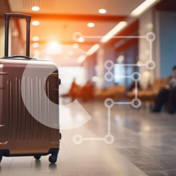 Intra Συλλεκτικό Ξύλινο Παζλ Plywood  4mm - Καφέ βαλίτσα στο λόμπι του αεροδρομίου με ανθρώπους Σε Ξύλινο Κουτί - Διαστάσεις Puzzle: 10x10 cm – 25 κομμάτια - Image 1