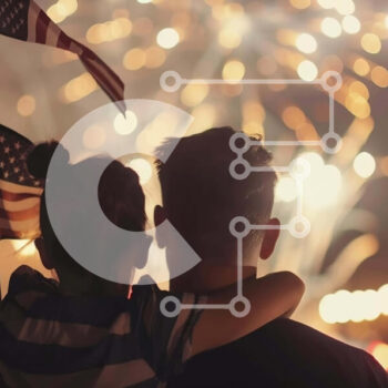 Intra Συλλεκτικό Ξύλινο Παζλ Plywood  4mm - Άνδρας και παιδί που γιορτάζουν με αμερικανική σημαία και πυροτεχνήματα Σε Ξύλινο Κουτί - Διαστάσεις: 10x10 cm – 25 κομμάτια - Image 1