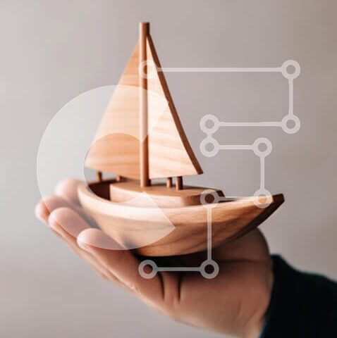 Intra Συλλεκτικό Ξύλινο Παζλ Plywood  4mm - Πρόσωπο που κρατά διακοσμητικό ξύλινο μοντέλο ιστιοφόρου Σε Ξύλινο Κουτί - Διαστάσεις: 10x10 cm – 25 κομμάτια - Image 1