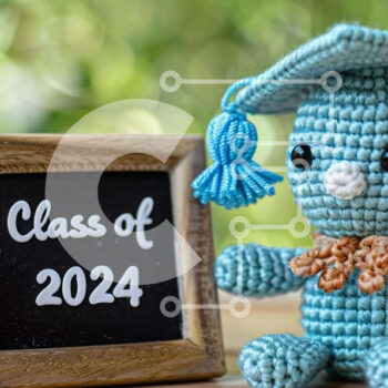 Intra Συλλεκτικό Ξύλινο Παζλ Plywood  4mm - Κροσέ αρκουδάκι που γιορτάζει την αποφοίτηση του Λυκείου Σε Ξύλινο Κουτί - Διαστάσεις Puzzle: 10x10 cm – 25 κομμάτια - Image 1