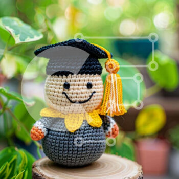 Intra Συλλεκτικό Ξύλινο Παζλ Plywood  4mm - Κροσέ κούκλα παιχνιδιών με ενδυμασία αποφοίτησης Σε Ξύλινο Κουτί - Διαστάσεις Puzzle: 10x10 cm – 25 κομμάτια - Image 1