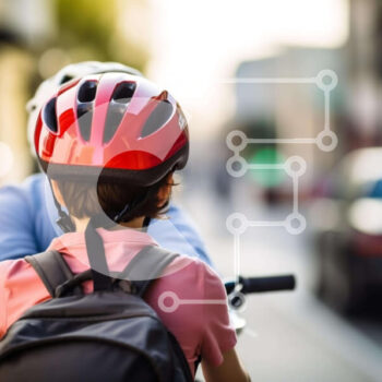 Intra Συλλεκτικό Ξύλινο Παζλ Plywood  4mm - Νεαρό αγόρι που οδηγεί ποδήλατο με επιβάτη και αυτοκίνητα Σε Ξύλινο Κουτί - Διαστάσεις Puzzle: 10x10 cm – 25 κομμάτια - Image 1