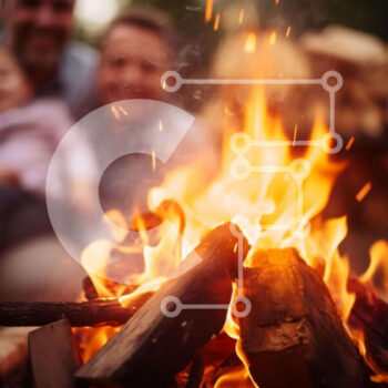 Intra Συλλεκτικό Ξύλινο Παζλ Plywood  4mm - Ομάδα ανθρώπων γύρω από το λάκκο πυρκαγιάς σε εξωτερικούς χώρους Σε Ξύλινο Κουτί - Διαστάσεις Puzzle: 10x10 cm – 25 κομμάτια - Image 1