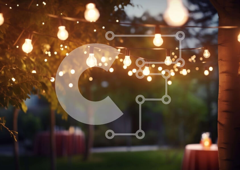 Intra Συλλεκτικό Ξύλινο Παζλ Plywood  4mm - Εορταστικό σκηνικό εξωτερικού χώρου με δεντρόφωτα και τραπέζια Σε Ξύλινο Κουτί - Διαστάσεις Puzzle: 10x10 cm – 25 κομμάτια