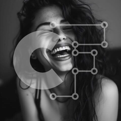 Intra Συλλεκτικό Ξύλινο Παζλ Plywood 4mm - Χαμογελαστή γυναίκα με μακριά σγουρά μαλλιά που γελά στο κρεβάτι Σε Ξύλινο Κουτί - Διαστάσεις Puzzle: 10x10 cm – 25 κομμάτια - Image 1