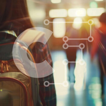 Intra Συλλεκτικό Ξύλινο Παζλ Plywood  4mm - Γυναίκα που περπατά στο σχολικό διάδρομο Σε Ξύλινο Κουτί - Διαστάσεις Puzzle: 10x10 cm – 25 κομμάτια - Image 1