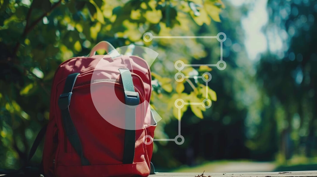 Intra Συλλεκτικό Ξύλινο Παζλ Plywood  4mm - Κόκκινο σακίδιο πλάτης σε ξύλινο πάγκο στη φύση Σε Ξύλινο Κουτί - Διαστάσεις: 10x10 cm – 25 κομμάτια