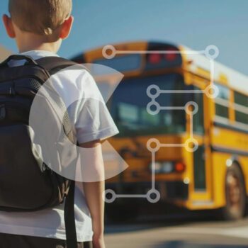 Intra Συλλεκτικό Ξύλινο Παζλ Plywood  4mm - Νεαρό αγόρι και κίτρινο σχολικό λεωφορείο Σε Ξύλινο Κουτί - Διαστάσεις Puzzle: 10x10 cm – 25 κομμάτια - Image 1