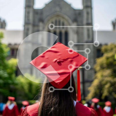 Intra Συλλεκτικό Ξύλινο Παζλ Plywood  4mm - Γυναίκα με κόκκινο σκουφάκι αποφοίτησης σε εντυπωσιακό κτίριο Σε Ξύλινο Κουτί - Διαστάσεις Puzzle: 10x10 cm – 25 κομμάτια - Image 1