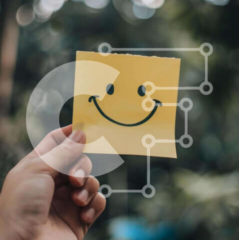 Intra Συλλεκτικό Ξύλινο Παζλ Plywood  4mm - Χέρι που κρατά το κίτρινο χαμογελαστό πρόσωπο post-it Σε Ξύλινο Κουτί - Διαστάσεις: 10x10 cm – 25 κομμάτια - Image 1