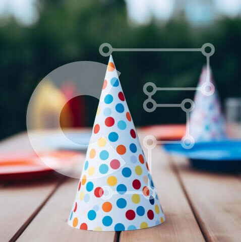 Intra Συλλεκτικό Ξύλινο Παζλ Plywood 4mm - Πολύχρωμα καπέλα για πάρτι σε ξύλινο τραπέζι Σε Ξύλινο Κουτί - Διαστάσεις Puzzle: 10x10 cm – 25 κομμάτια - Image 1