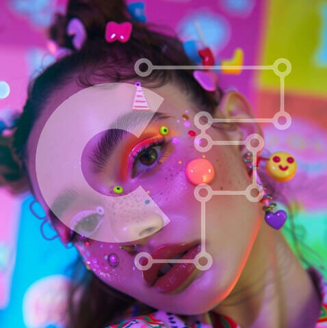 Intra Συλλεκτικό Ξύλινο Παζλ Plywood  4mm - Νεαρή γυναίκα με πολύχρωμο μακιγιάζ και αυτοκόλλητα Σε Ξύλινο Κουτί - Διαστάσεις Puzzle: 10x10 cm – 25 κομμάτια - Image 1