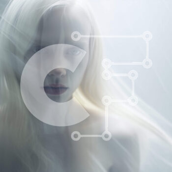 Intra Συλλεκτικό Ξύλινο Παζλ Plywood  4mm - Όμορφη ξανθιά γυναίκα με τριχωτά μαλλιά που κοιτάζει την απόσταση Σε Ξύλινο Κουτί - Διαστάσεις Puzzle: 10x10 cm – 25 κομμάτια - Image 1