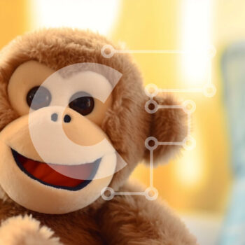 Intra Συλλεκτικό Ξύλινο Παζλ Plywood 4mm - Happy Monkey γεμιστό ζώο στον καναπέ Σε Ξύλινο Κουτί - Διαστάσεις: 10x10 cm – 25 κομμάτια - Image 1