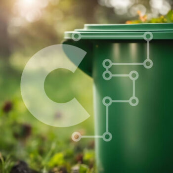 Intra Συλλεκτικό Ξύλινο Παζλ Plywood  4mm - Πράσινος κάδος απορριμμάτων σε γρασίδι και φυτά Σε Ξύλινο Κουτί - Διαστάσεις Puzzle: 10x10 cm – 25 κομμάτια - Image 1