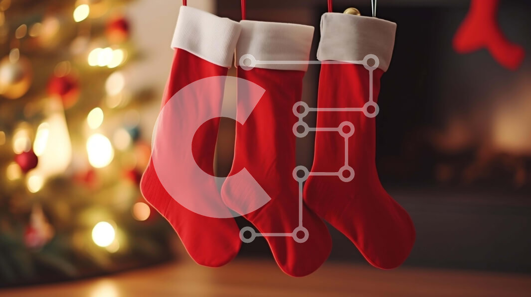 Intra Συλλεκτικό Ξύλινο Παζλ Plywood  4mm - Εορταστικές κόκκινες κάλτσες Άγιου Βασίλη που κρέμονται σε ένα άνετο σαλόνι Σε Ξύλινο Κουτί - Διαστάσεις: 10x10 cm – 25 κομμάτια