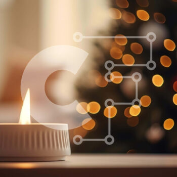 Intra Συλλεκτικό Ξύλινο Παζλ Plywood  4mm - Αναμμένο κερί μπροστά από το χριστουγεννιάτικο δέντρο Σε Ξύλινο Κουτί - Διαστάσεις: 10x10 cm – 25 κομμάτια - Image 1