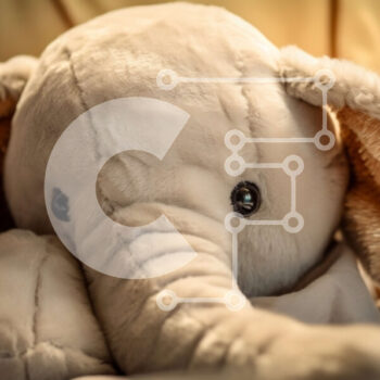 Intra Συλλεκτικό Ξύλινο Παζλ Plywood  4mm - Γεμιστός ελέφαντας που κοιμάται σε μαξιλάρια και κουβέρτες Σε Ξύλινο Κουτί - Διαστάσεις Puzzle: 10x10 cm – 25 κομμάτια - Image 1