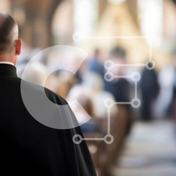 Intra Συλλεκτικό Ξύλινο Παζλ Plywood  4mm - Ιερέας που στέκεται σε μια άδεια εκκλησία που περιβάλλεται από ανθρώπους Σε Ξύλινο Κουτί - Διαστάσεις Puzzle: 10x10 cm – 25 κομμάτια - Image 1