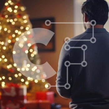 Intra Συλλεκτικό Ξύλινο Παζλ Plywood  4mm - Άνδρας που στέκεται μπροστά από το χριστουγεννιάτικο δέντρο στο σαλόνι Σε Ξύλινο Κουτί - Διαστάσεις: 10x10 cm – 25 κομμάτια - Image 1