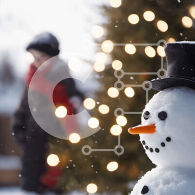 Intra Συλλεκτικό Ξύλινο Παζλ Plywood 4mm - Χιονάνθρωπος και χριστουγεννιάτικο δέντρο στη χώρα των θαυμάτων του χειμώνα Σε Ξύλινο Κουτί - Διαστάσεις: 10x10 cm – 25 κομμάτια - Image 1