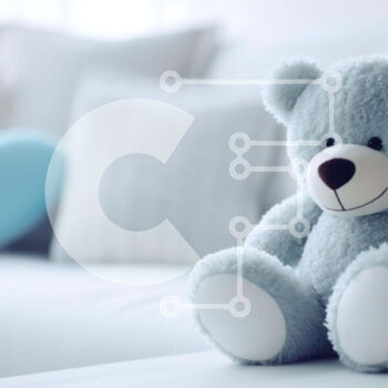 Intra Συλλεκτικό Ξύλινο Παζλ Plywood  4mm - Μπλε αρκουδάκι στον καναπέ με μαξιλάρι σε σχήμα καρδιάς Σε Ξύλινο Κουτί - Διαστάσεις Puzzle: 10x10 cm – 25 κομμάτια - Image 1