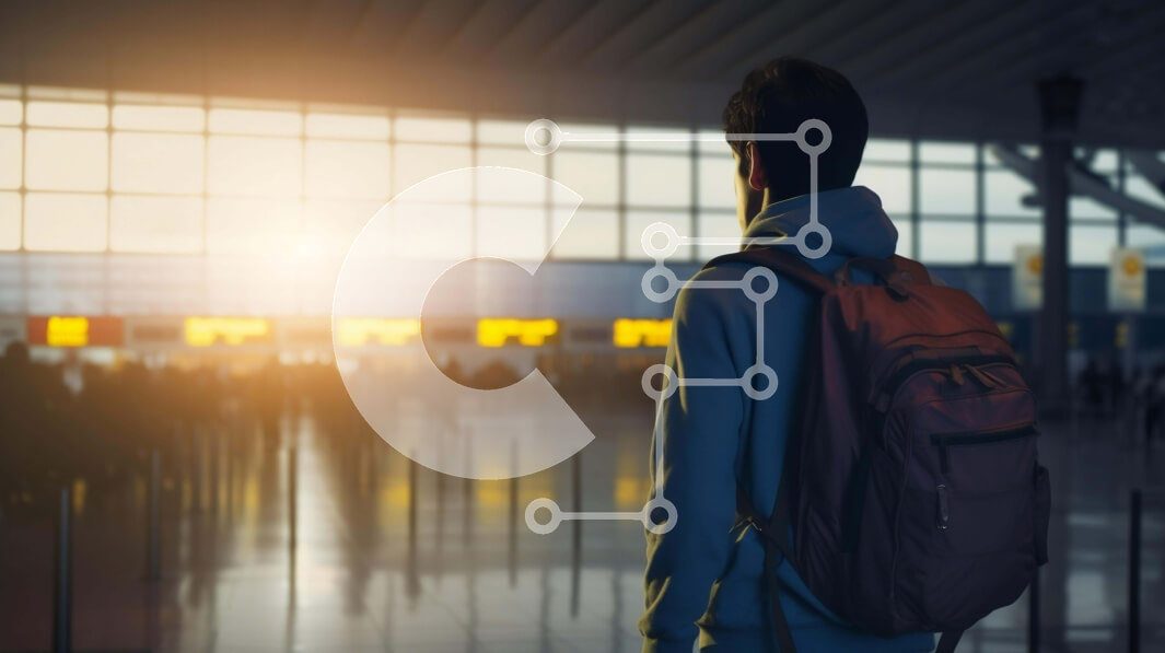 Intra Συλλεκτικό Ξύλινο Παζλ Plywood  4mm - Άτομο που περιμένει στο αεροδρόμιο με το σακίδιο Σε Ξύλινο Κουτί - Διαστάσεις Puzzle: 10x10 cm – 25 κομμάτια